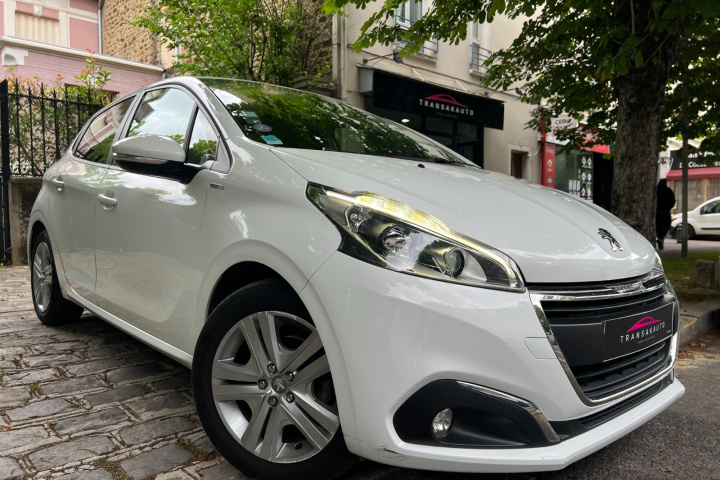 PEUGEOT 208