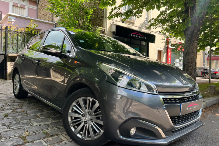 PEUGEOT 208